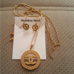 Fashion Jewelry, Stainless Steel Gold Pendant Necklace.Includes: Pendant & Chain